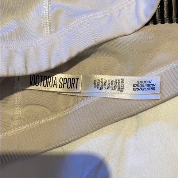 Victoria’s Secret - V Neck Plunge Mesh Sports Bra - Picture 3 of 4